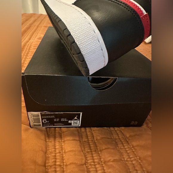 Jordan Air Jordan 1 Mid EUC - Picture 2 of 8
